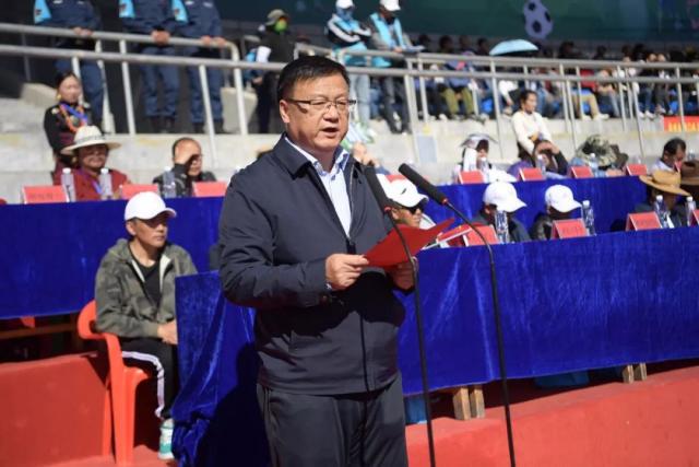 德文-布克在社交媒体宣传其代言的水杯品牌