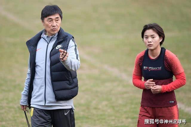 郑钦文勇夺中网女单冠军 引发广泛关注与祝贺